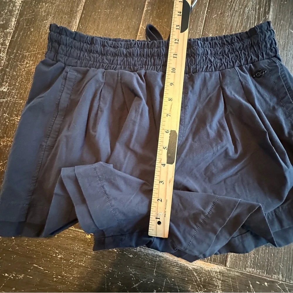 CALIA by Carrie Underwood Blue Journey High Rise Smocked Waistband Shorts Medium